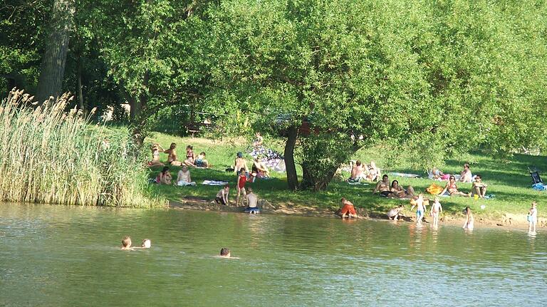 Main als Freizeitrevier: Boote auf dem Main, Schwimmer im Main und viele Leute am Ufer: Der Marktstefter Strand ist an warmen Tagen gut besucht.