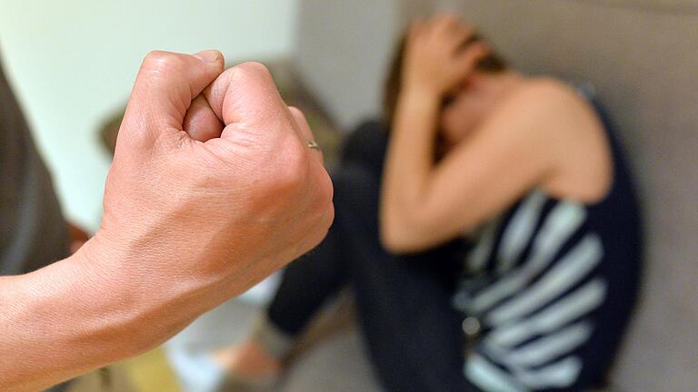 Der Verurteilte soll seine Freundin außerdem angespuckt und sie zu Boden geschleudert haben. (Symbolbild) Der Verurteilte soll seine Freundin außerdem angespuckt und sie zu Boden geschleudert haben. (Symbolbild)