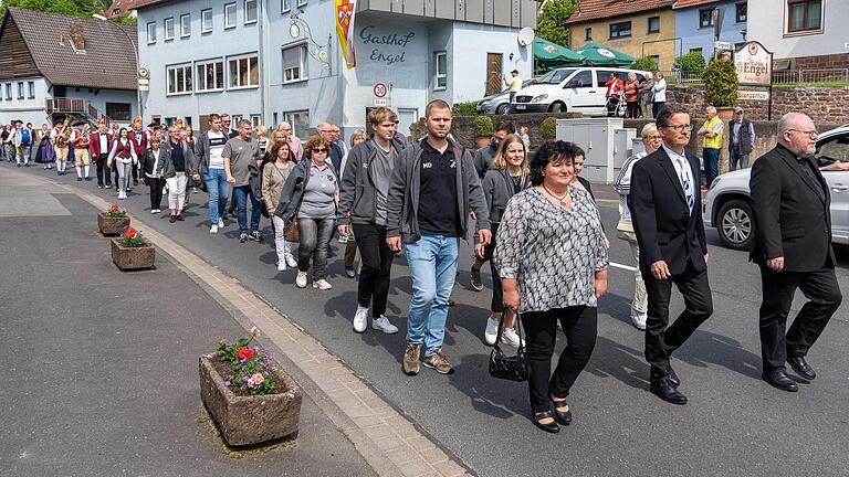 Kirchenparade zum 75-jährigen Bestehen des TSV Rechtenbach vor dem Gasthof Engel wo am 8. Mai 1948 der Verein gegründet wurde..