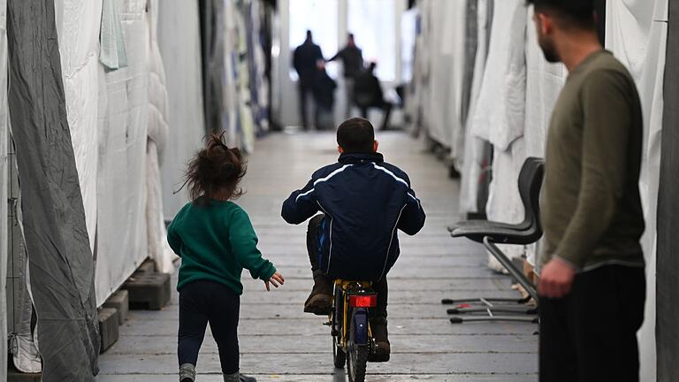 Flüchtlingsunterkunft.jpeg - Provisorische Flüchtlingsunterkünfte gibt es beinahe in ganz Deutschland – an nachhaltigen Unterkünften mangelt es oft. Flüchtlingsunterkunft.jpeg - Provisorische Flüchtlingsunterkünfte gibt es beinahe in ganz Deutschland – an nachhaltigen Unterkünften mangelt es oft.