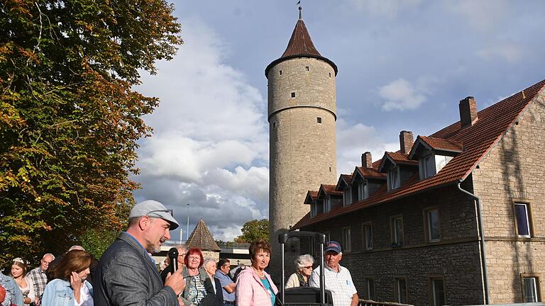 An der Stelle des späteren städtischen Armenhauses stand im Mittelalter der Enheimer Hof des Benediktinerklosters Ahusen. Aus diesen Kastenhöfen entwickelte sich später die befestigte Stadt, erklärt Siegfried Scheder in seiner Führung.