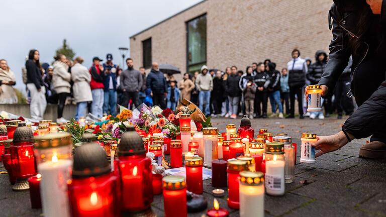 Nach dem tödlichen Schuss auf einen Jugendlichen.jpeg       -  Nach Schüssen an einer Schule in Offenburg gedenken Angehörige dem verstorbenen 15-jährigem Schüler. Die Polizei äußert sich in einer Pressekonferenz zum Tathergang.