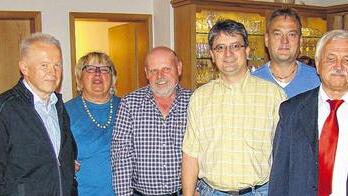 Über 1057 Monate Gemeinderatserfahrung: In Hambach wurden Rudolf Schneider, Gerhard Hey, Ilse Bötsch, Erich Kamionka, Stefan Lieblein, Werner Weigand und Norbert Reuß verabschiedet, mit Dank von Dittelbrunns Bürgermeister Willi Warmuth (von links).