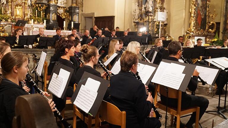 Das Symphonische Blasorchester Kürnach unter der Leitung von Wolfgang Heinrich musizierte gemeinsam mit Kantor Karl-Heinz Sauer (Orgel). Foto: Anne Bauerfeld