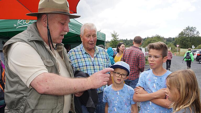 Besucher zu informieren ist eine der Aufgaben für die Ranger in der Rhön. Zwei zusätzliche Kollegen sollen Uwe Steigemann (im Bild) und Maik Prozeller ab dem nächsten Jahr dabei unterstützen. Dass vier Ranger ausreichen, die zunehmende Zahl an Störungen einzudämmen, wurde bei der Naturpark-Mitgliederversammlung allerdings bezweifelt.