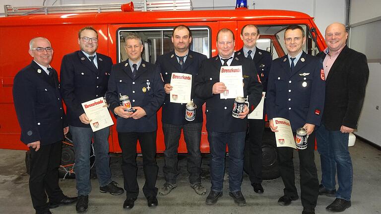 Ehrungen gab es bei der Feuerwehr Haselbach für 25 Jahre aktiven Dienst. Das Bild zeigt von links den bisherigen Kommandanten Georg Reitz, Marc Trum, Stefan Griebel, Frank Reitz, Frank Bootz, Alexander Reitz, Thomas Pöpperl und Bürgermeister Georg Seiffert.