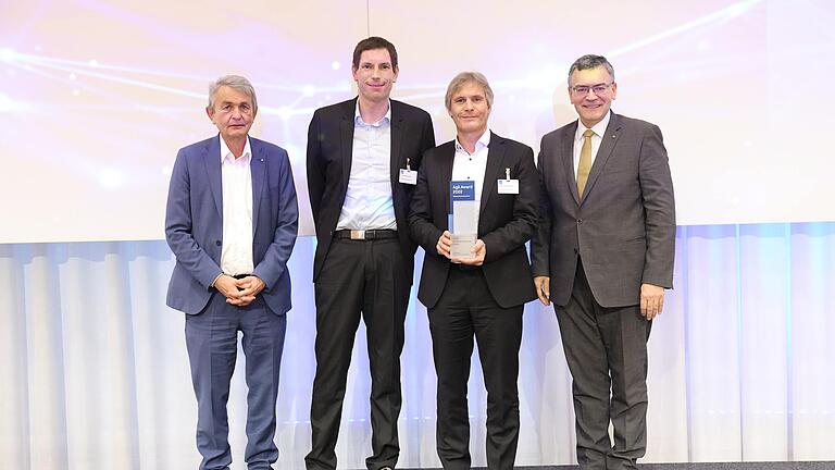 Bei der Preisverleihung des Agil Award 2022 an Leoni (von links) in München: bayme vbm-Hauptgeschäftsführer Bertram Brossardt, Matthias Korte, Jochen Scharnweber (beide Leoni) und Staatsminister Florian Herrmann.