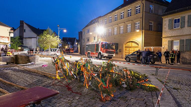 Der Obernbreiter Maibaum mit seiner geschmückten Krone liegt am Boden. Wie es zu dem Unglück am Dorfplatz kommen konnte, ermittelt nun die Polizei.