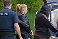 Noch vor Ort wurden die Fingerabdrücke genommen. Polizeihauptmeisterin Therese Kaiser hat die Handschellen parat.