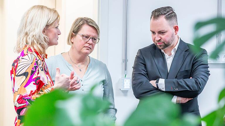 Nachdenkliche Gespräche: Im Schweinfurter SPD-Büro diskutieren (v.l.) die Kreisvorsitzenden Marietta Eder und Martina Braum mit dem bisherigen Abgeordneten Markus Hümpfer am Wahlabend das Ergebnis. Nachdenkliche Gespräche: Im Schweinfurter SPD-Büro diskutieren (v.l.) die Kreisvorsitzenden Marietta Eder und Martina Braum mit dem bisherigen Abgeordneten Markus Hümpfer am Wahlabend das Ergebnis.