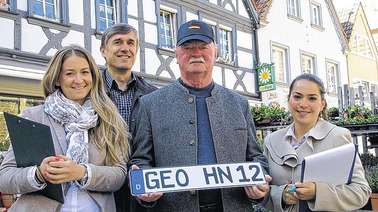 GEO verbreitet gute Laune: Wie sie zur Wiedereinführung des alten Kfz-Kennzeichens stehen, das wollten die beiden Studentinnen Luisa Meyer (links) und Aydin Arzu (rechts) von der Hochschule Heilbronn bei einer Befragung von 250 Passanten auf dem Gerolzhöfer Marktplatz wissen. Ihr erster Interview-Gast war Josef Nastvogel (Zweiter von rechts). Mit im Bild: geo-net Stadtrat Thomas Vizl als Initiator des Vorstoßes zur Rückkehr zum GEO-Nummernschild als künftigem Wunschkennzeichen. GEO verbreitet gute Laune: Wie sie zur Wiedereinführung des alten Kfz-Kennzeichens stehen, das wollten die beiden Studentinnen Luisa Meyer (links) und Aydin Arzu (rechts) von der Hochschule Heilbronn bei einer Befragung von 250 Passanten auf dem Gerolzhöfer Marktplatz wissen. Ihr erster Interview-Gast war Josef Nastvogel (Zweiter von rechts). Mit im Bild: geo-net Stadtrat Thomas Vizl als Initiator des Vorstoßes zur Rückkehr zum GEO-Nummernschild als künftigem Wunschkennzeichen.