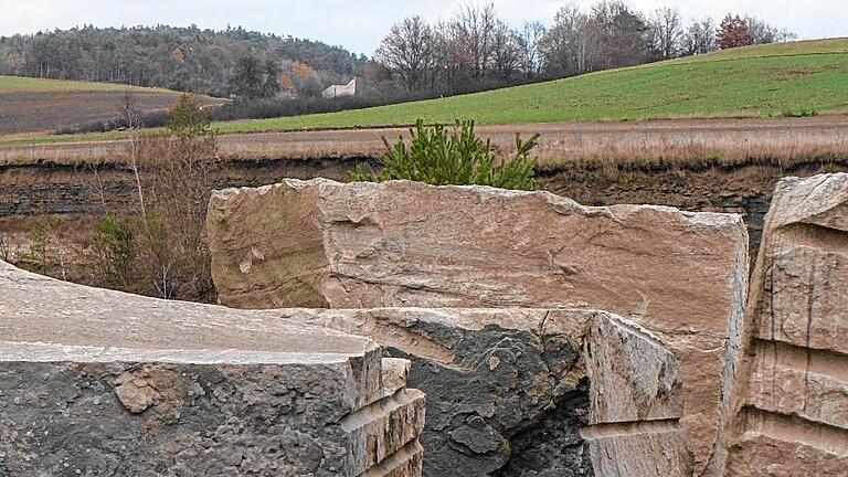 Selten liegen die Steinbrüche so nah an den Menschen, wie das in Breitbrunn der Fall ist. Wer vom Bruch aus in Richtung Dorf schaut, kann im Hintergrund die Marien-Kapelle erkennen. Die Kapelle wurde, genauso wie der vorbeiführende Kreuzweg, aus dem heimischen Naturmaterial geschaffen. Selten liegen die Steinbrüche so nah an den Menschen, wie das in Breitbrunn der Fall ist. Wer vom Bruch aus in Richtung Dorf schaut, kann im Hintergrund die Marien-Kapelle erkennen. Die Kapelle wurde, genauso wie der vorbeiführende Kreuzweg, aus dem heimischen Naturmaterial geschaffen.