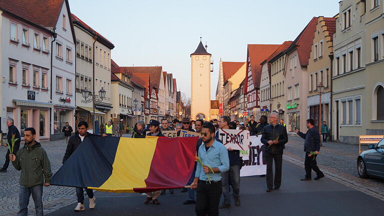 Demonstration in der Haßfurter Innenstadt gegen Krieg und Gewalt. Asylbewerber drücken ihre Trauer um die Opfer der Terroranschläge in Belgien aus.