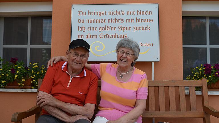 In Oberlauringen
zieren Zitate von Friedrich Rückert die Fassaden vieler Häuser. Oberlauringen gilt deshalb inzwischen als Rückert-Dorf.
Egal ob als Malerei an der Hauswand, als Schild im Garten oder als große Tafel mit Goldverzierung - die Ziate wurden immer unterschiedlich in die Anwesen integriert.
