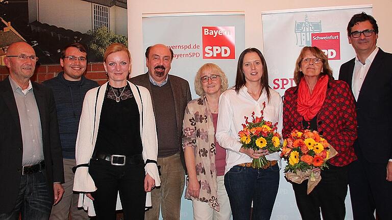 Blicken optimistisch in die Zukunft: Der neue SPD Kreisvorstand mit Wolfgang Schmitt-Kirchner (Kassier), Johannes Petersen (Schriftführer), Marietta Eder, Peter Hofmann, Marion Both (alle stellvertretende Vorsitzende), Julia Stürmer-Hawlitschek (Kreisvorsitzende) und Kathi Petersen (Bildungsbeauftragte) sowie dem Fraktionsvorsitzenden Ralf Hofmann.