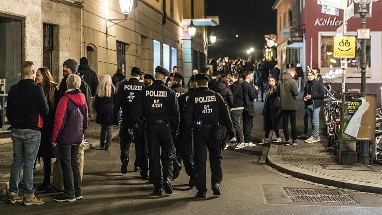 Die Polizei kontrollierte wie hier an der Alten Mainbrücke an verschiedenen Stellen in Würzburg die Einhaltung der Corona-Regeln. Die Polizei kontrollierte wie hier an der Alten Mainbrücke an verschiedenen Stellen in Würzburg die Einhaltung der Corona-Regeln.
