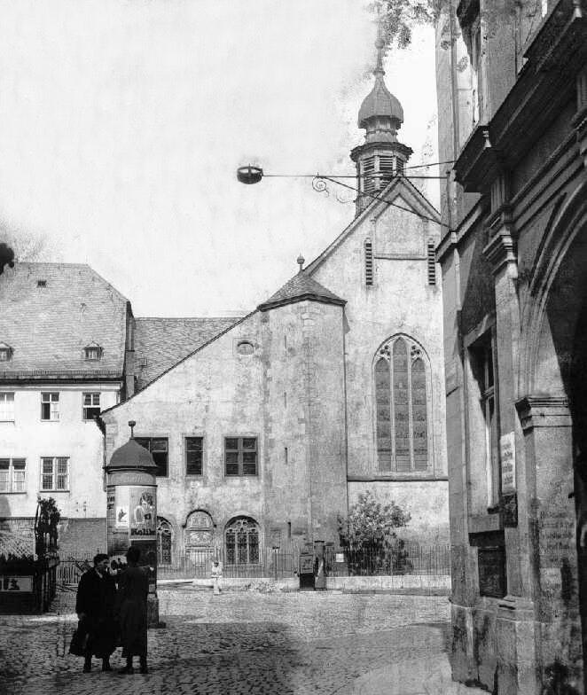 Pechfackeln erleuchteten einst die Würzburger Straßen und Plätze. Hier eine Aufnahme von 1920 am Haus Domerschulgasse 9. Pechfackeln erleuchteten einst die Würzburger Straßen und Plätze. Hier eine Aufnahme von 1920 am Haus Domerschulgasse 9.