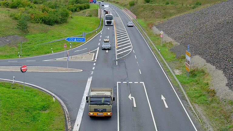 Die Anschlussstellen des Autobahnzubringers zur A71 bei Bad Neustadt bekommen eine Ampelanlage. Für die Arbeiten in diesem Bereich muss die Anschlussstelle Bad Neustadt von Montag, 18. September, an für zwei Wochen komplett gesperrt werden. Autofahrerinnen und Autofahrer müssen auf Mellrichstadt beziehungsweise Münnerstadt ausweichen.&nbsp;