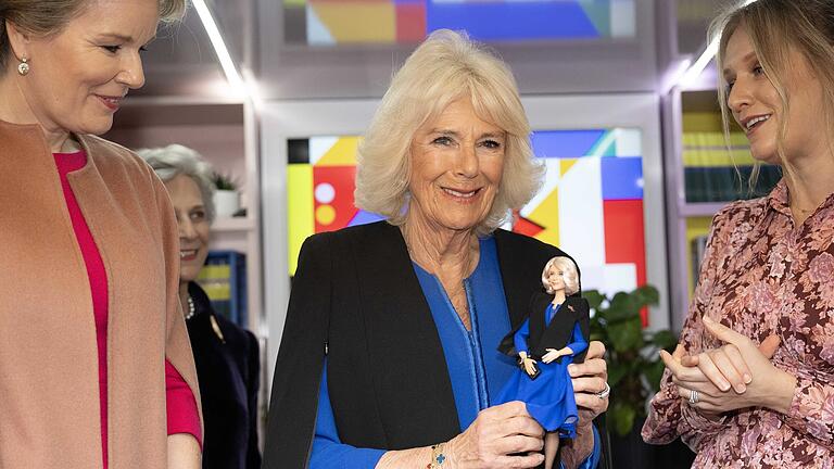 Königin Camilla mit Barbie Puppe in königlichem Outfit.jpeg       -  12.03.2024, Großbritannien, London: Königin Camilla (M) von Großbritannien, Präsidentin von Women of the World (WOW), erhält während eines Empfangs zur Feier des Internationalen Frauentags und zum Abschluss der WOW-Girls-Festival-Bustour im Buckingham-Palast eine Barbie-Puppe in ihrem Outfit als Anerkennung für ihre Arbeit zur Unterstützung von WOW. Foto: Paul Grover/The Telegraph/PA Wire/dpa +++ dpa-Bildfunk +++