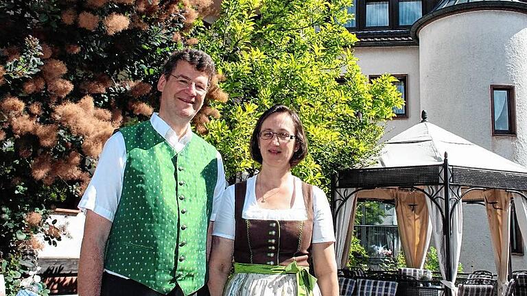 Das Hotelier-Ehepaar Elisabeth und Josef Deppisch im Innenhof seines Hauses.