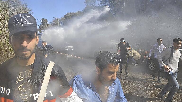 Protest gegen Algeriens Präsident       -  Mit Wasserwerfern und Tränengas geht die Polizei in Algier gegen Demonstranten vor, die gegen Staatschef Abdelaziz Bouteflika protestieren.