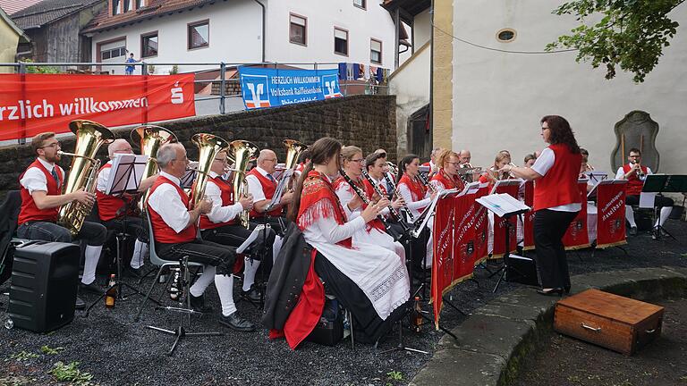 Das Sommerkonzert des MGHV Haselbach fand unter der Dorflinde statt. Es war ein gelungener musikalischer Abend mit einer bunten Reise durch die Welt.