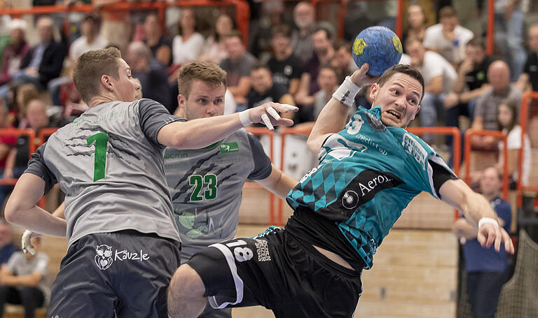 Der frühere Rimparer und heutige Münchner Gräsl Nicolas (am Ball, links Matthias&nbsp;Keidel, rechts Julius Weinhardt).