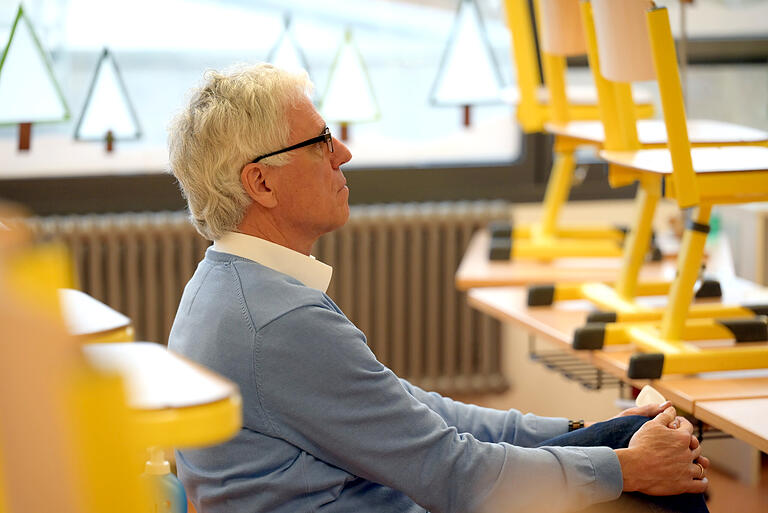 Schulleiter Walter Schäffer verfolgt den Online-Unterricht in der ersten Klasse. Er lobt die Kreativität und das Engagement seiner Lehrkräfte. Schulleiter Walter Schäffer verfolgt den Online-Unterricht in der ersten Klasse. Er lobt die Kreativität und das Engagement seiner Lehrkräfte.