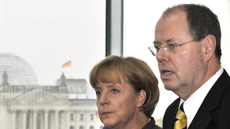 Geschichtsträchtiger Moment: Am 5. Oktober 2010 verkünden Bundeskanzlerin Merkel und der damalige Bundesfinanzminister Steinbrück eine gewaltige Garantie: Die Spareinlagen der Bürger sind sicher. Foto: Rainer Jensen       -  Geschichtsträchtiger Moment: Am 5. Oktober 2010 verkünden Bundeskanzlerin Angela Merkel und der damalige Bundesfinanzminister Peer Steinbrück eine gewaltige Garantie: Die Spareinlagen der Bürger sind sicher.