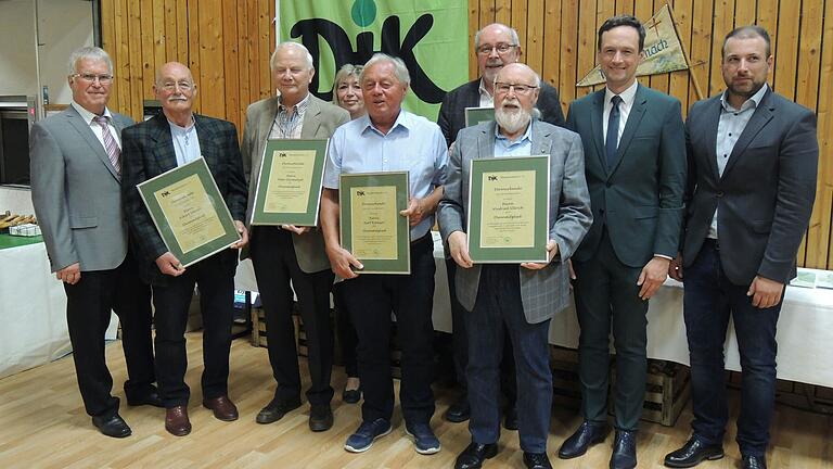 Die neu ernannten Ehrenmitglieder haben sich in außergewöhnlicher Weise und viele Jahrzehnte für die DJK eingesetzt (von links): Vorsitzender Bernd Götzendörfer (von links), Eckart Ullrich, Peter Darmietzel, Sigrid Herder, Kurt Kreuzer, Manfred Höhne, Winfried Ullrich mit den Ehrengästen Landrat Florian Töpper und Bürgermeister Stefan Rottmann.