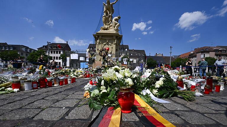 Nach der Messerattacke in Mannheim - Gedenken       -  Ein Trauerkranz des Bundespräsidenten liegt auf dem Marktplatz in Mannheim.