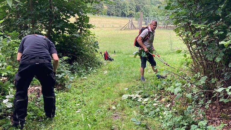 Fleißige Helferinnen und Helfer machen den Weg frei. Fleißige Helferinnen und Helfer machen den Weg frei.