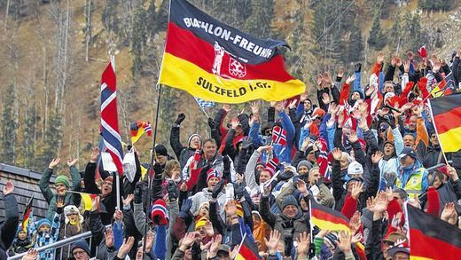 Kräftige Unterstützung: Die Biathlonfreunde Sulzfeld feuerten die Sportler von der Tribüne aus an.