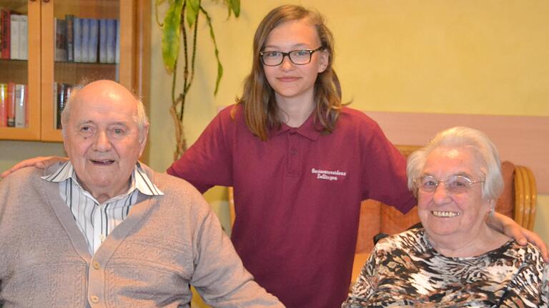 Die Schülerin Kisha Kilian leistet ihr Freiwilliges Soziales Schuljahr in der Seniorenresidenz Zellingen. Dort betreut sie zwei Stunden in der Woche die Senioren. Unser Bild zeigt sie zusammen mit Franz Weberbauer und Maria Jäger. Die Schülerin Kisha Kilian leistet ihr Freiwilliges Soziales Schuljahr in der Seniorenresidenz Zellingen. Dort betreut sie zwei Stunden in der Woche die Senioren. Unser Bild zeigt sie zusammen mit Franz Weberbauer und Maria Jäger.