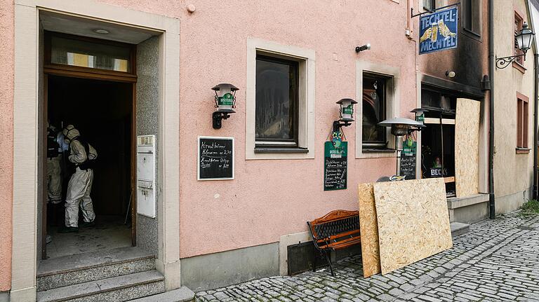 Brandexperten der Kripo Würzburg inspizieren am Morgen nach dem Brand das Gebäude, um der Ursache des Feuers auf die Spur zu kommen.