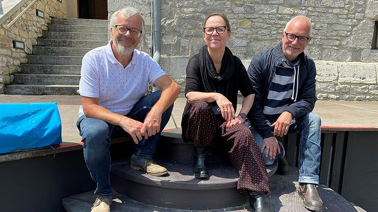 Ein gutes Team (von links): Rudolf Hild, musikalischer Leiter der Frankenfestspiele, Kostümbildnerin Angela C. Schuett und Regisseur Matthias Kaiser - auf der Bühne von Burg Brattenstein.