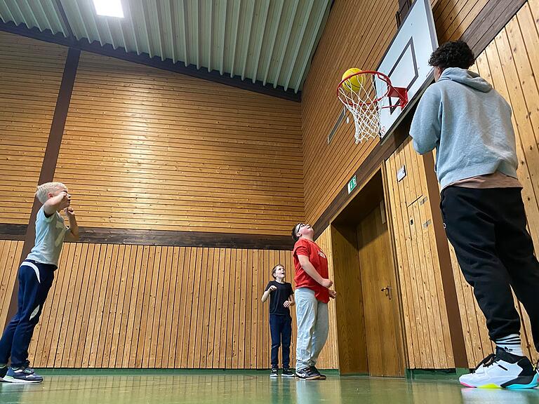 Das bange Warten der Drittklässler aus Markt Einersheim beim Unterricht mit den Baskets: Fällt der Ball doch noch durch das Netz?