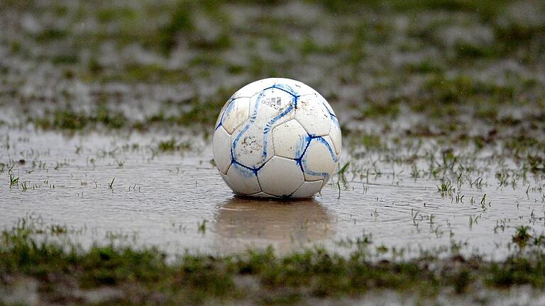 Pfützen auf dem Spielfeld: Der starke Regen hat auch auf dem Hauptspielfeld des Schweinfurter Sachs-Stadions Spuren hinterlassen.