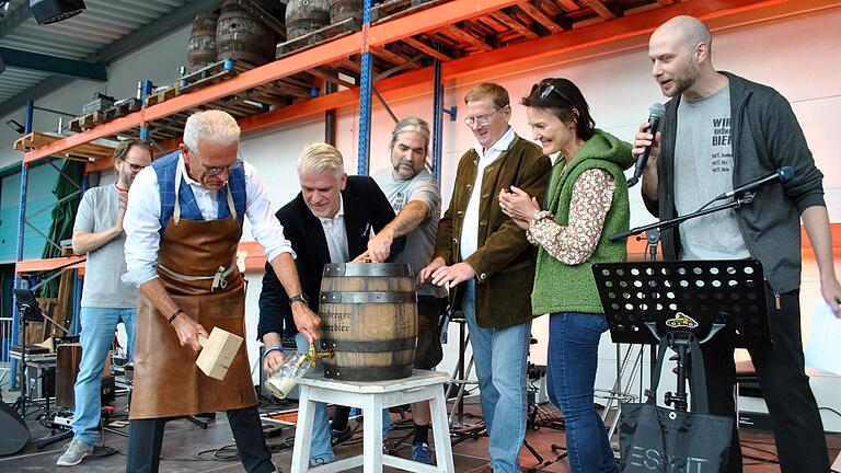 Das gemeinsam gebraute Bier wird gekostet: Bruno Altrichter darf das Fass anstechen im Beisein von Steffen Vogel, Andreas Seufert, Wolfgang Seifert, Peggy Greiser und Johannes Metz, im Hintergrund steht Xaver Weydringer.