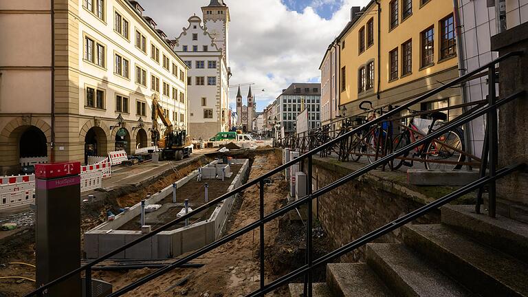 Der Bereich zwischen der Brückenrampe zur Alten Mainbrücke und dem Südflügel des Rathauses in Würzburg ist derzeit eine große Baustelle.