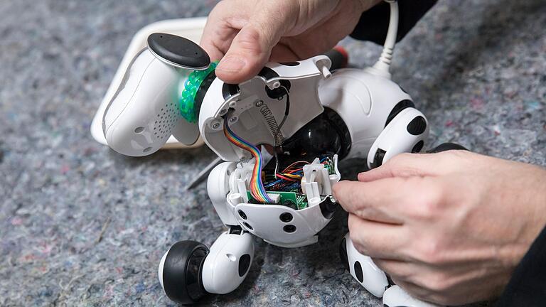 Ein Mann repariert in einem Repair-Cafe ein Spielzeug       -  Der Umwelt zuliebe: Beim Kauf von Elektronikgeschenken sollte man darauf achten, ob sie auch zu reparieren sind.