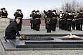 Russlands Präsident Putin       -  Putin - hier bei der Kranzniederlegung an einem Denkmal für gefallene Weltkriegssoldaten in Murmansk - sieht sich im Krieg gegen die Ukraine auf der Siegerstraße.