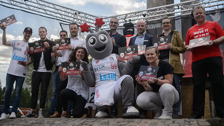 'Move It', Abschlussaktion mit s.Oliver Würzburg       -  Vertreter der s. Oliver Baskets ehrten am Montag (30.04.18) vor der s. Oliver Arena in Würzburg Sieger und Teilnehmer der Move-it-Challenge. Hier die Teamcaptains der Mannschaften auf den Plätzen elf bis 24, zusammen mit Maskottchen Olli.