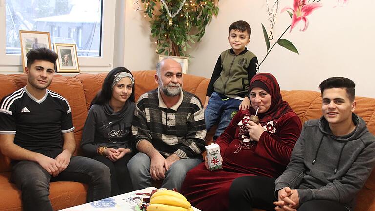 Familie Fares auf der Wohnzimmercouch (von links) Elias, Shahed, Mohamad, Omar, Ghalia (mit Mate-Tee) und Anas. Familie Fares auf der Wohnzimmercouch (von links) Elias, Shahed, Mohamad, Omar, Ghalia (mit Mate-Tee) und Anas. 