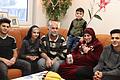 Familie Fares auf der Wohnzimmercouch (von links) Elias, Shahed, Mohamad, Omar, Ghalia (mit Mate-Tee) und Anas.&nbsp;