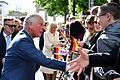 Prinz Charles und seine Frau Camilla werden von Schaulustigen an Brandenburger Tor begeistert begrüßt.