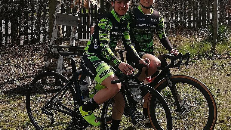 Zu zweit macht das Training doppelt so viel Spaß: Svenja Betz (links) zusammen mit ihrer Schwester Maja.