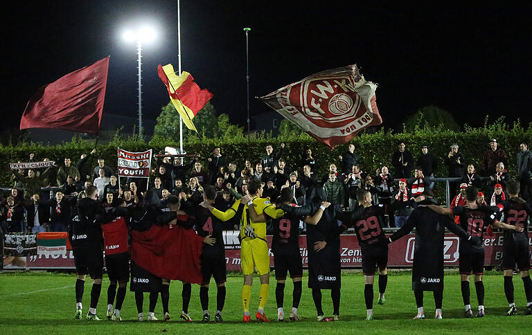 Mit ihren mitgereisten Fans konnten die Würzburger Kickers am Ende ihren Sieg feiern.