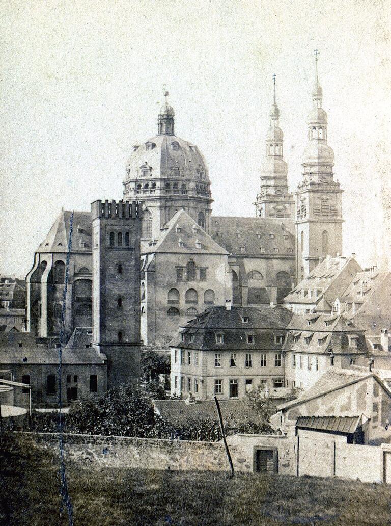 Blick auf die Kirche Stift Haug von der Stadtbefestigung am heutigen Haugerring aus, fotografiert in den 1870er Jahren. Das hohe schlanke Bauwerk links ist der Wasserturm im 'altenglischen' Stil, der neben dem 1856 errichteten Wasserwerk in der heutigen Bahnhofstraße stand. Das Bild befindet sich in der Sammlung von Alexander Kraus. Blick auf die Kirche Stift Haug von der Stadtbefestigung am heutigen Haugerring aus, fotografiert in den 1870er Jahren. Das hohe schlanke Bauwerk links ist der Wasserturm im 'altenglischen' Stil, der neben dem 1856 errichteten Wasserwerk in der heutigen Bahnhofstraße stand. Das Bild befindet sich in der Sammlung von Alexander Kraus.