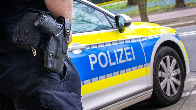 Schüsse am Mittwochabend in Repperndorf: Polizisten schießen einen Angreifer nieder. Schüsse am Mittwochabend in Repperndorf: Polizisten schießen einen Angreifer nieder.